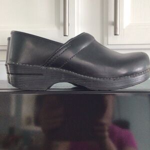 Dansko Black Leather Clogs size 40 WIDE, Good Used Condition